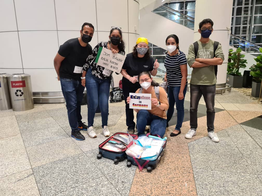 The #GlobalBersih #GE15 VRN team have left KLIA. We're so proud of the "last call" team stepping up to accept late postal ballots flying in. 💕No fancy signs, flags or t-shirts. They're the Volunteer Runner Network, coming together #DemiMalaysia. Now on to ROs across Malaysia.