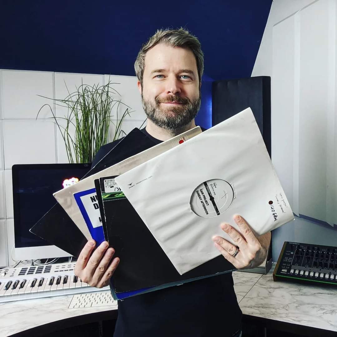 Happy Friday!

2 hours until I play some plastic 😃

Join me if you're free twitch.tv/LangeDJ

Not sure how my 'Sundsy Afternoon' sleeve got in such a state 😆

#vinyl #trance #LiveStream