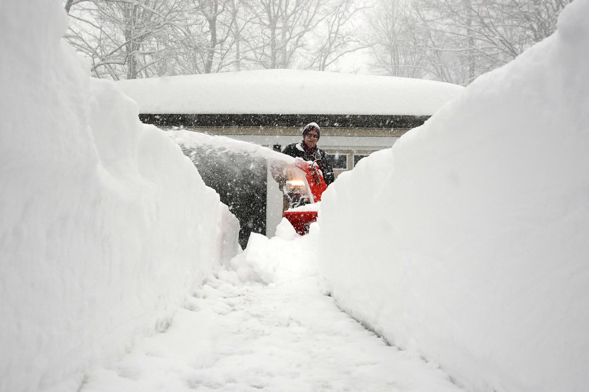 Jim Kane snow blows his driveway in Orchard Park Friday, November 18, 2022.      (Mark Mulville/Buffalo News) #buffalosnow