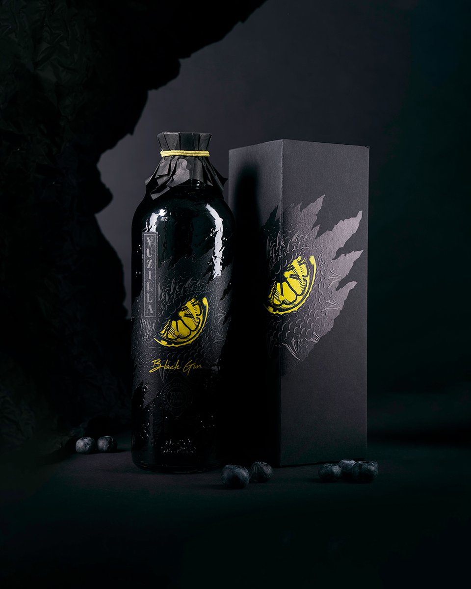 YUZILLA Black Gin 🖤 Eine unaufhaltbare Macht für eure Drinks – tiefschwarz mit einem Hauch Smaragdgrün. Klar, dass diese Limited Edition nicht ohne mysteriöse Geschenkverpackung kommen kann. 😳 Jetzt vorbestellen und YUZILLA Black Gin inkl. Karton sichern. ​​​​�