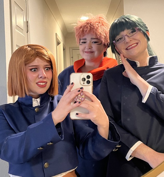 I&rsquo;m at Anime NYC today and tomorrow!! Today&rsquo;s agenda is Yurio, Chrollo at the afterparty, and Saturday<a href="/tag/hxh"class="tags"><span>#hxh</span></a><a href="/tag/anyc"class="tags"><span>#anyc</span></a>