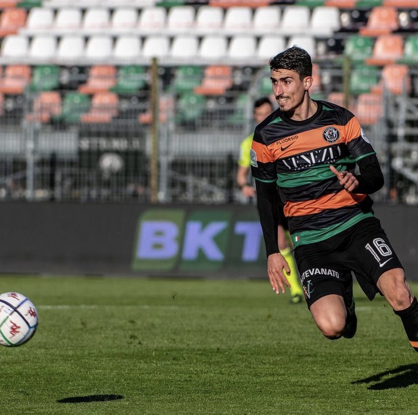 RetroShirtsFC's tweet photo. ⚠️MATCH WORN VENEZIA⚠️

After 200+ appearances in my first Venezia FM save I purchased and framed a match worn shirt from my favourite player, Luca Fiordilino🇮🇹@VeneziaFC_EN 

Have you ever bought a shirt from one of your @FootballManager players? https://t.co/iVVZmq1hpw