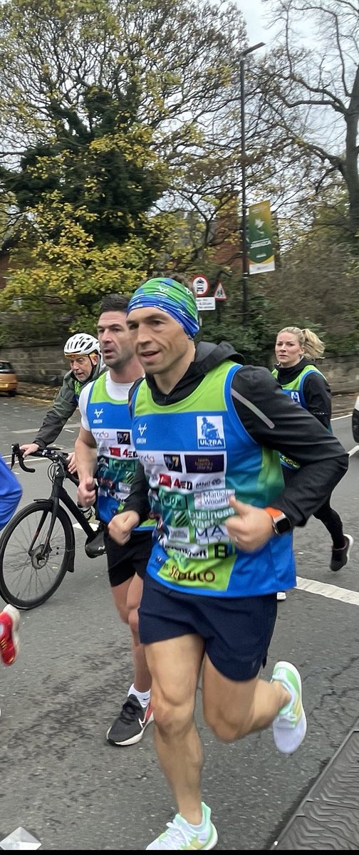 Thumbs up from Sir Kev as he approaches Headingley stadium today on day 6 of his #Ultra7in7 for #MND charities. Awesome atmosphere from his supporters @LDShospcharity @aliceleedshc @clarkemartyn1 @IanFlattTDM @MichelleMalouf1