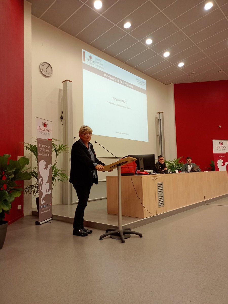 virginie_laval's tweet photo. 🎓 Dans une de ses missions les plus essentielles, @UnivPoitiers est toujours heureuse de célébrer l'obtention des diplômes !
Mes chaleureuses félicitations aux diplômés des Masters d'économie de @Eco_Poitiers !  👏👏 https://t.co/1lYtJeqnl9