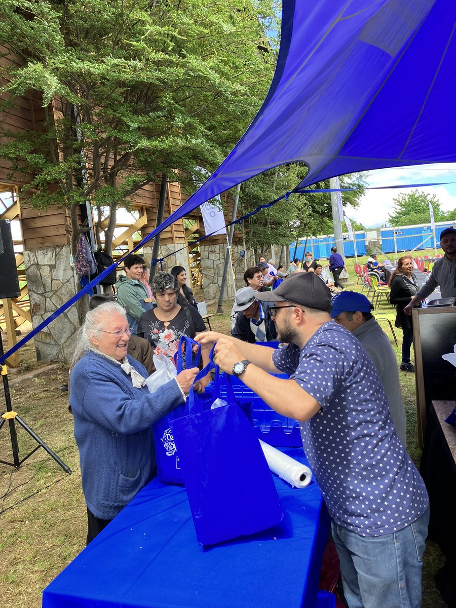 Barrientop's tweet photo. #Futrono: hoy fue la última actividad de la @FEGAMVald 2022, con una degustación de navajuelas y reineta y el regalo de choritos y choro zapato para más de 70 personas de diferentes organizaciones sociales de la comuna de Futrono @IMunicipalidad https://t.co/qIklvVVWQc