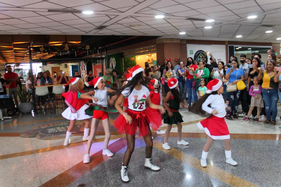 TuCaracasOutlet's tweet photo. La magia de la navidad llegó a Boleita 🎄🎅

Nuestro encendido estuvo lleno de magia, ritmo y visitas muy especiales 🎉🥳

Disfrutamos de una tarde maravillosa de la mano de aliados increíbles @tccompany_
@castigaita
waraira.producciones ⛄
#NavidadEnBoleita
#EncendidoDeLaNavidad https://t.co/NngENoIXx0