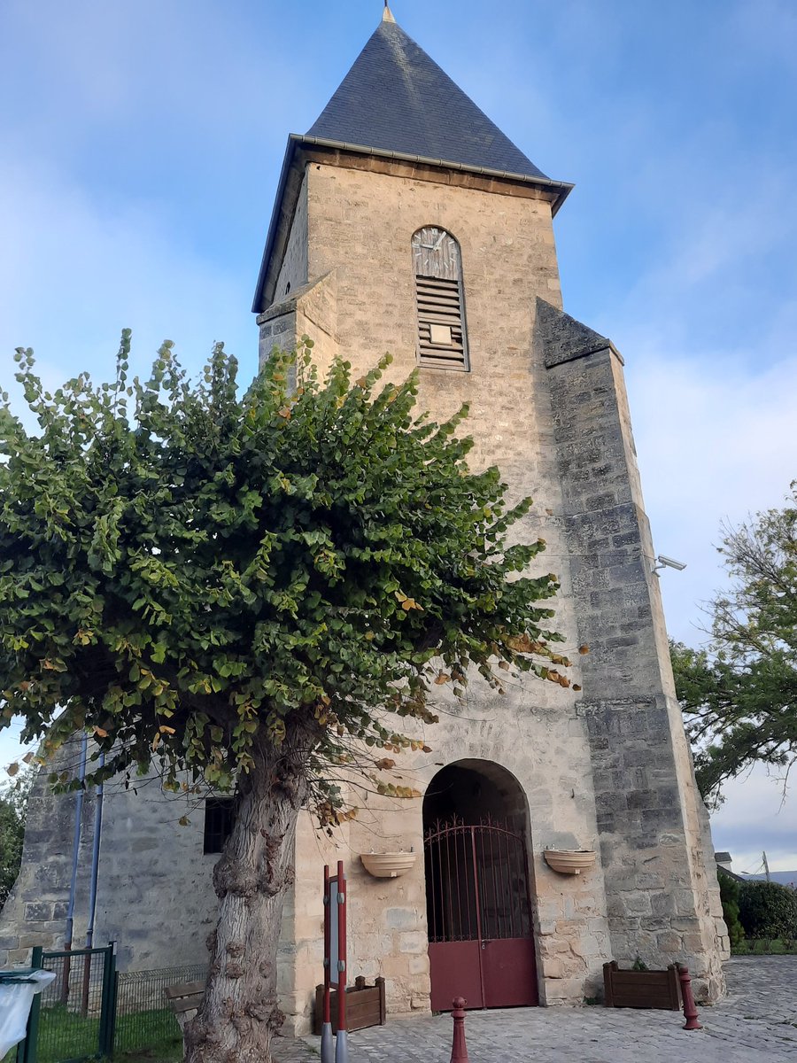 ch_hasenfratz's tweet photo. Toujours sur le terrain, prête à faire des vérifications, trouver des solutions... et découvrir des coins sympa dans nos communes
#Bouafle #eglise #Church #patrimoine #MagnifiqueFrance #AgentExploitationDechets #lovemyjob https://t.co/LQi3vSIW5c