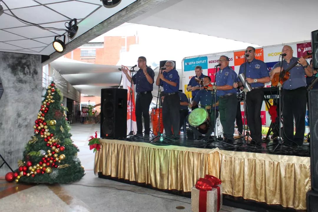 TuCaracasOutlet's tweet photo. La magia de la navidad llegó a Boleita 🎄🎅

Nuestro encendido estuvo lleno de magia, ritmo y visitas muy especiales 🎉🥳

Disfrutamos de una tarde maravillosa de la mano de aliados increíbles @tccompany_
@castigaita
waraira.producciones ⛄
#NavidadEnBoleita
#EncendidoDeLaNavidad https://t.co/NngENoIXx0