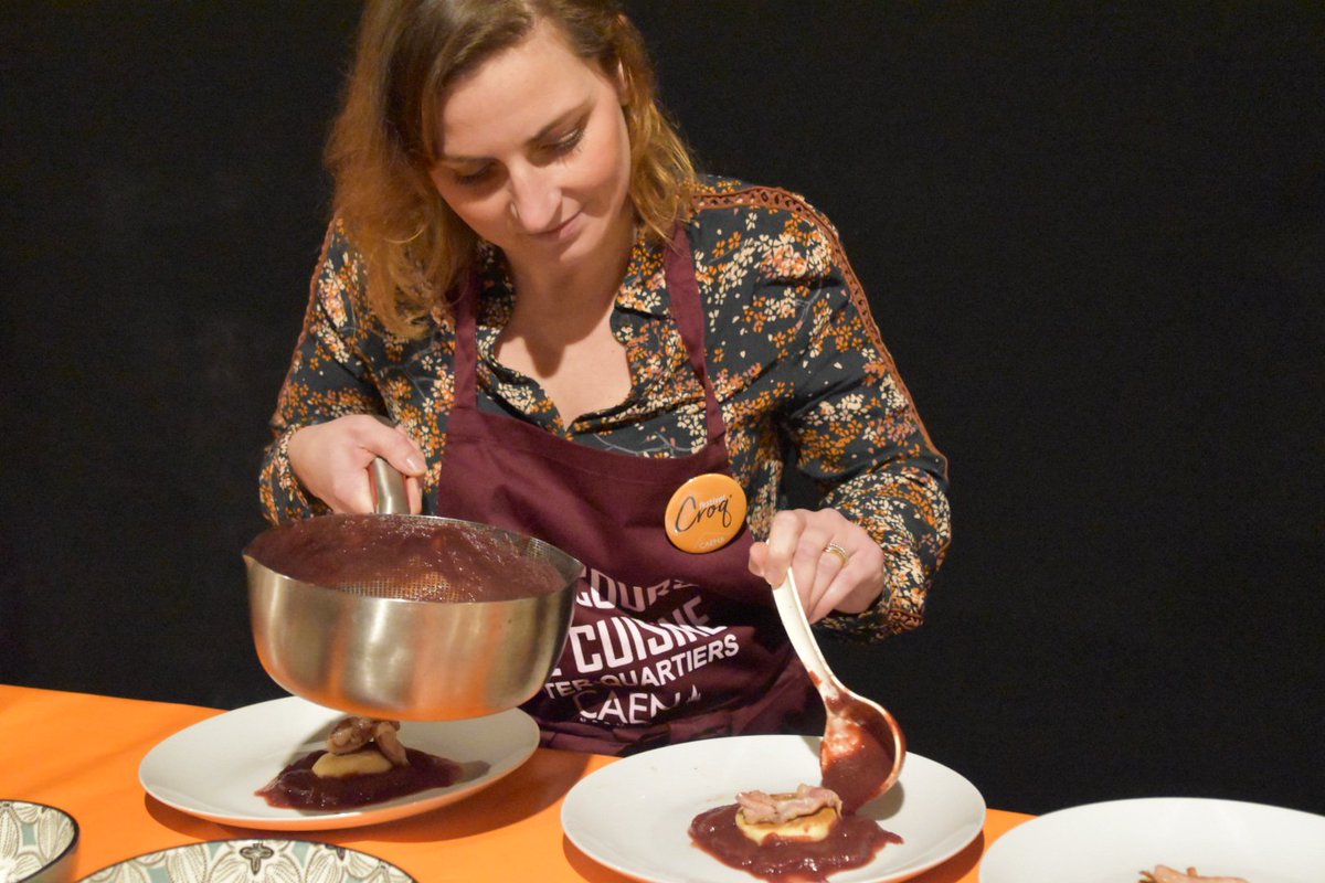 CaenOfficiel's tweet photo. 👨‍🍳 À vos fourneaux ! Les vainqueurs des 10 concours dans les quartiers se challengent ce soir pour la finale du concours de cuisine sous les encouragements de leurs proches, du public et des élus. Vos talents font honneur à #Caen et à son festival culinaire ! #CroqFestival https://t.co/MKlfu915Q8