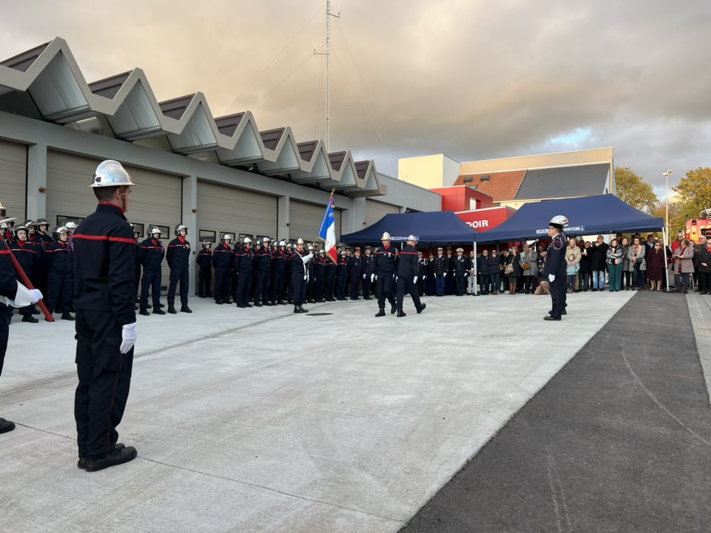 3/4

La remise des insignes de preventionnistes a été faite par <a href="/simonbabre/">Simon Babre</a> <a href="/Prefet27/">Préfet de l'Eure</a> et le colonel Hors classe <a href="/ducourete74/">Ducouret emmanuel</a> qui a procédé à la passation de commandement entre le lieutenant Gauthier Pruvost et le lieutenant Aurelien Lechopier, nouveau chef de centre.