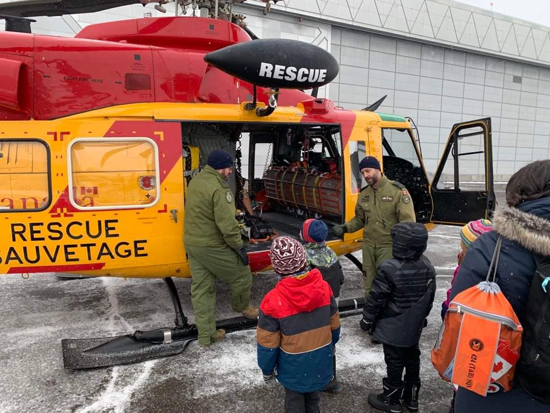 JRCCTrentCCCOS's tweet photo. Le 17 novembre, entre deux entraînements SAR, l’équipage @ARC_RCAF d’un Griffon du 424 Escadron (Transport et Sauvetage) a rendu visite à des enfants de 2e année, @MuséeAviationEspace. L’équipage de l’hélicoptère leur a parlé d’aviation et de prévention #SAR. https://t.co/zSvLNC5PYH
