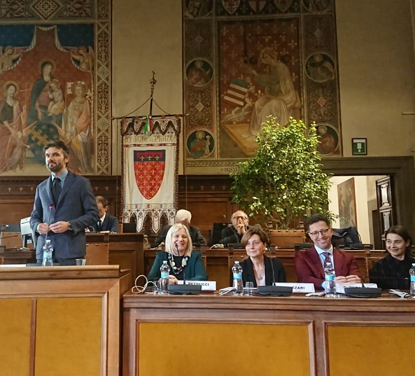 UNI_FIRENZE's tweet photo. Festa grande oggi a Prato in Consiglio comunale con la rettrice @_alexpetrucci e il sindaco @MattBiff per il convegno che celebra i venti anni+1 del corso di laurea in Progettazione e gestione di eventi e imprese dell’arte e dello #spettacolo! 
https://t.co/THsEbpuXfh  #Progeas https://t.co/JXQy0tP6Gw