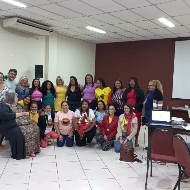 RedTraSex's tweet photo. Cálido gesto de las compañeras de #Brasil quienes entregaron un ramo de flores a @Lucy_EsquivelPy
"Agradecemos su presencia como secretaria ejecutiva de #RedTraSex a la cual la #CUTS está afiliada con mucho orgullo, por ser parte de una red tan grande." #TrabalhoSexualÉTrabalho https://t.co/zegUBbnm1Q