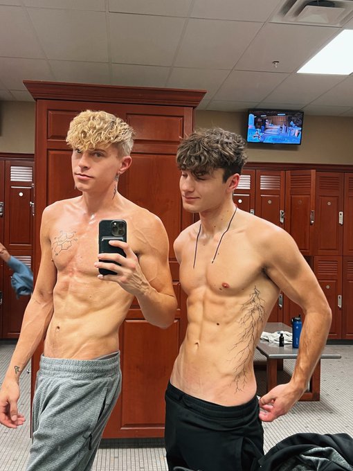 We will be live on https://t.co/6iyyYPUW9g in a few hours 😉 @achillesthetoy &amp; @HarleyXavierXXX 💜💪 https://t