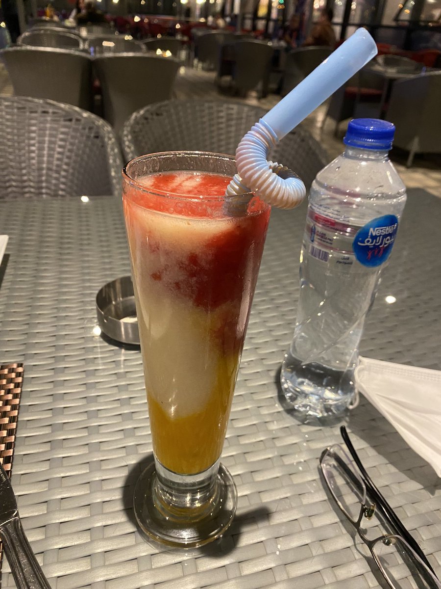 geekdongfang's tweet image. 菜单上写： fruit basket, 我以为是果篮呢，结果是一杯饮料