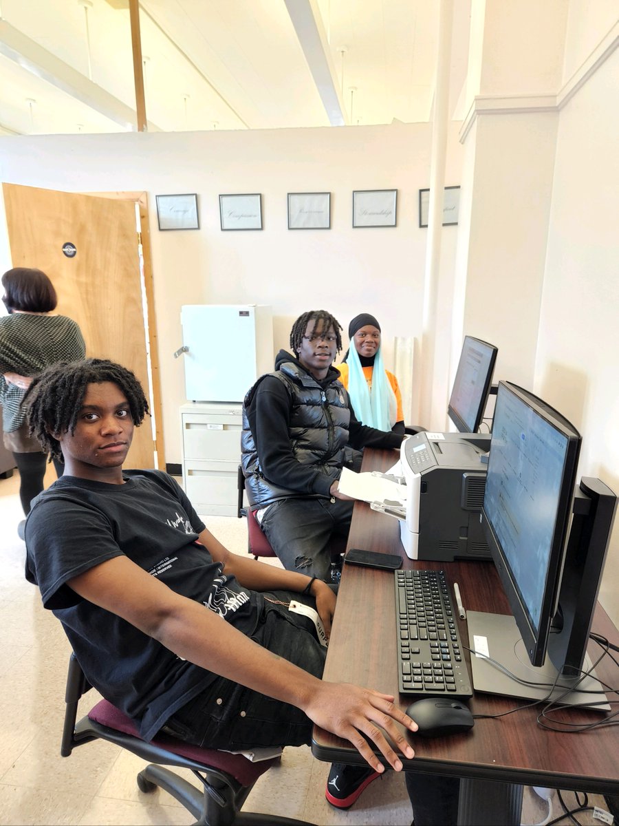 NYCOutwardBound's tweet photo. We're 2 weeks out from the 2022 #CollegeMarch! Our seniors are hard at work building college lists, writing essays & submitting applications with support from our #Postsecondary team and Peer Leaders.
📸: @kurthahnschool https://t.co/bLLjv1t5yh