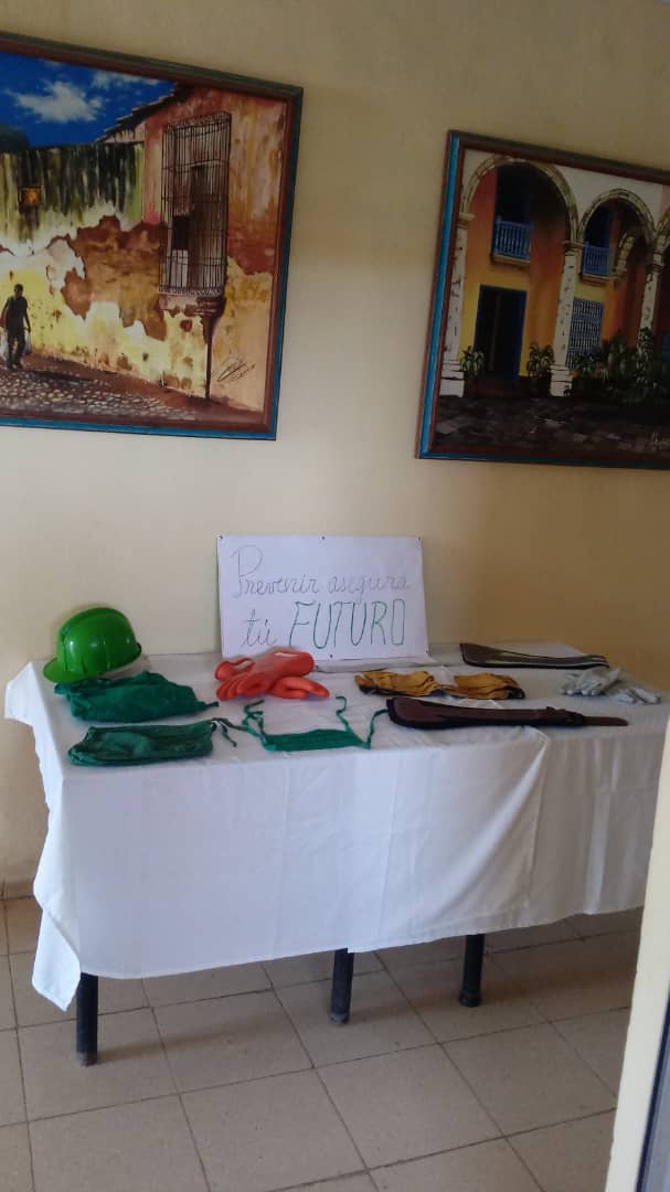 LimonteLisandra's tweet photo. En el día de hoy queda inaugurada la exposición de medios de protección en el policlínico docente Raúl Ortiz Ávila #PorCiroRedondoTodo    saludando con #LatirAvileño la 2da Conferencia del SNTS. @Avilena2014 @PitaDra @edismelmontesi1 https://t.co/8GEByLPsFu