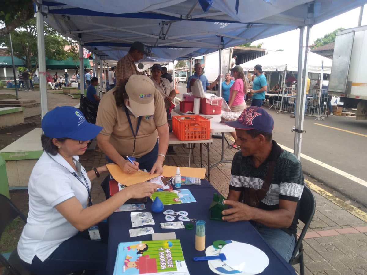 Atendemos las consultas y brindamos respuesta a los usuarios y visitantes a nuestro punto de atención en la Feria del Campo a la Mesa en #Pedasí en jornada de asesoría y docencia por parte de la #AsepLosSantos