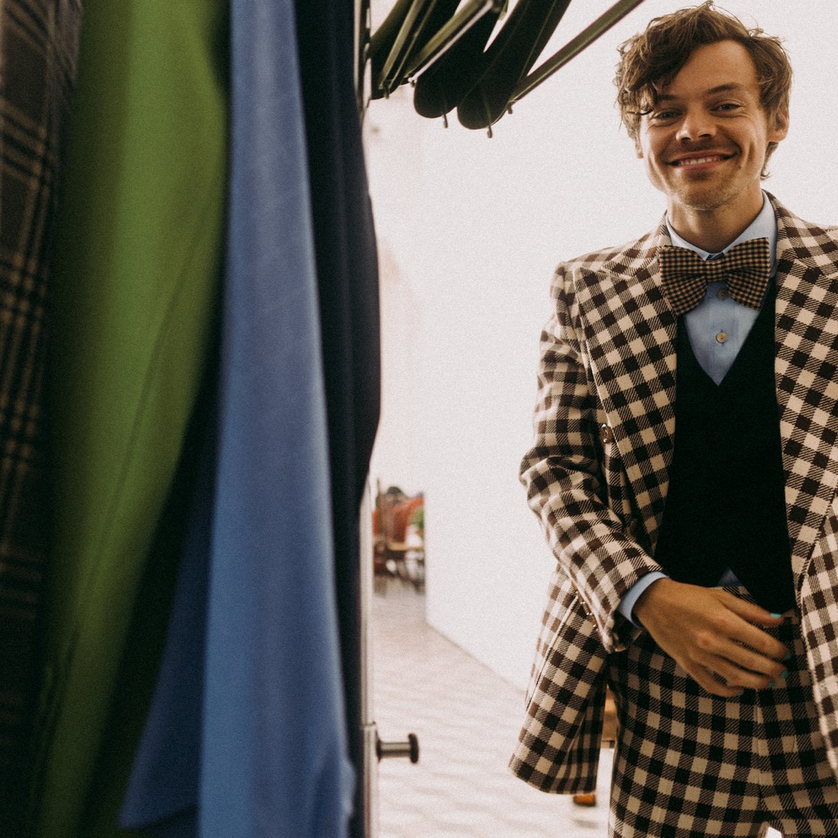 Playful behind-the-scenes moments of the #GucciHAHAHA campaign capture the light-hearted spirit of the collection envisioned by #HarryStyles and #AlessandroMichele. Discover more on.gucci.com/__GucciHAHAHA @Harry_Styles 

Photography by @pham_wtf