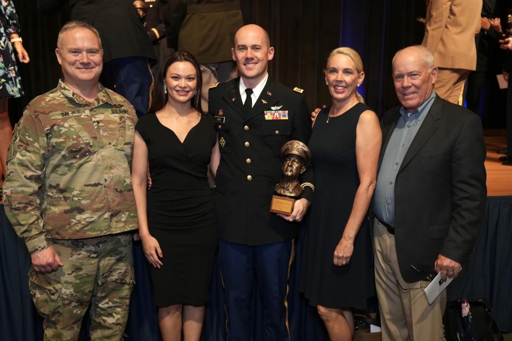 ReserveOrg's tweet image. @OregonGuard Commander Wins MacArthur Award: bit.ly/3DnTkEE

#Leadership
#Commander
#OregonGuard
#LeadershipAward
#MilitaryDepartment