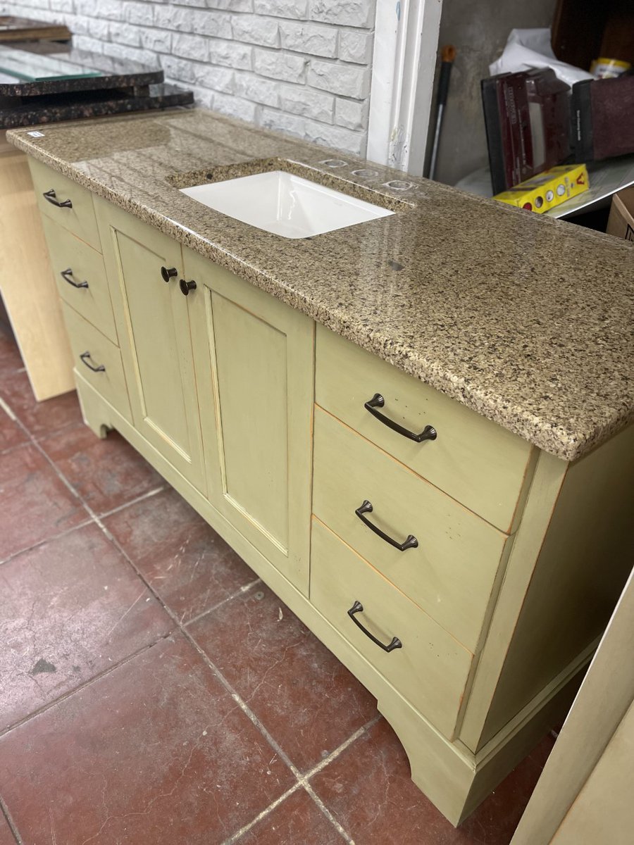 BuildingValue's tweet image. Vanity by Shamrock Custom Cabinet Company, well-known for its elegantly crafted, custom finished cabinetry. Granite top with a beautiful grain pattern and an undermount Kohler sink. European frameless construction, dovetailed solid wood drawers, and soft close hinges.