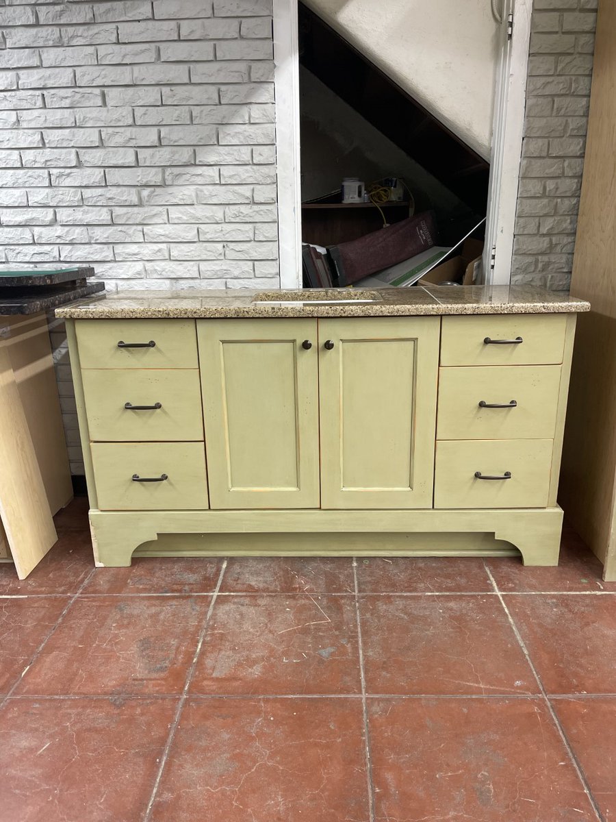 BuildingValue's tweet image. Vanity by Shamrock Custom Cabinet Company, well-known for its elegantly crafted, custom finished cabinetry. Granite top with a beautiful grain pattern and an undermount Kohler sink. European frameless construction, dovetailed solid wood drawers, and soft close hinges.