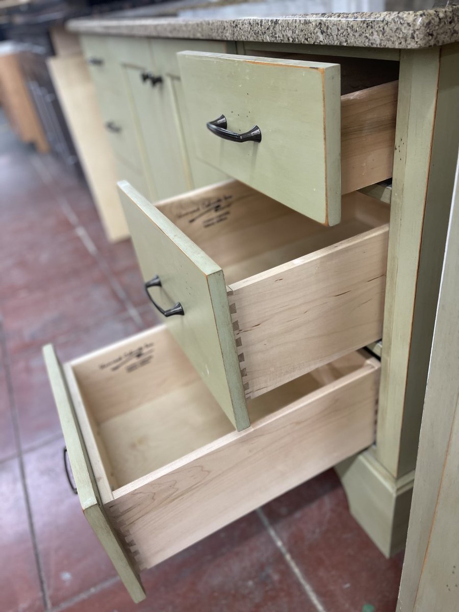 BuildingValue's tweet image. Vanity by Shamrock Custom Cabinet Company, well-known for its elegantly crafted, custom finished cabinetry. Granite top with a beautiful grain pattern and an undermount Kohler sink. European frameless construction, dovetailed solid wood drawers, and soft close hinges.