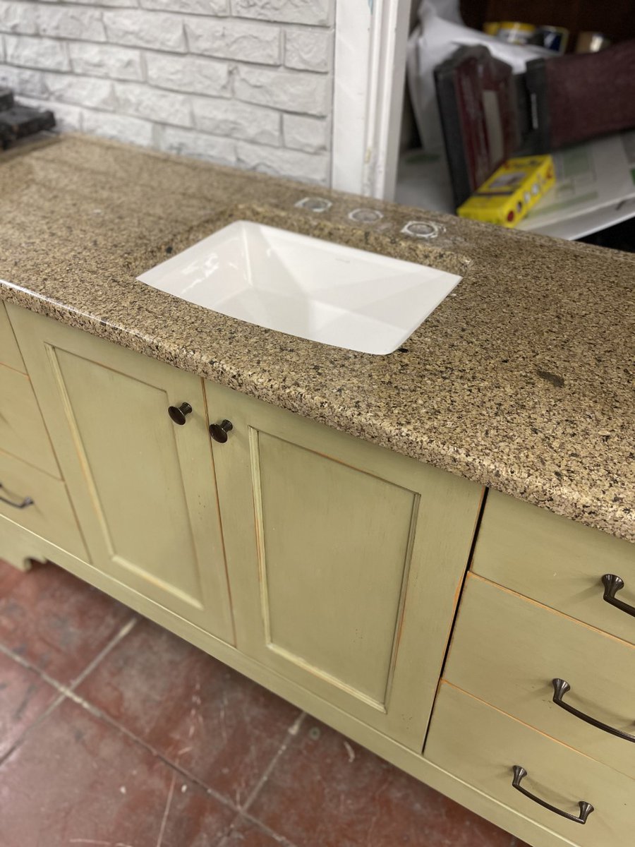 BuildingValue's tweet image. Vanity by Shamrock Custom Cabinet Company, well-known for its elegantly crafted, custom finished cabinetry. Granite top with a beautiful grain pattern and an undermount Kohler sink. European frameless construction, dovetailed solid wood drawers, and soft close hinges.