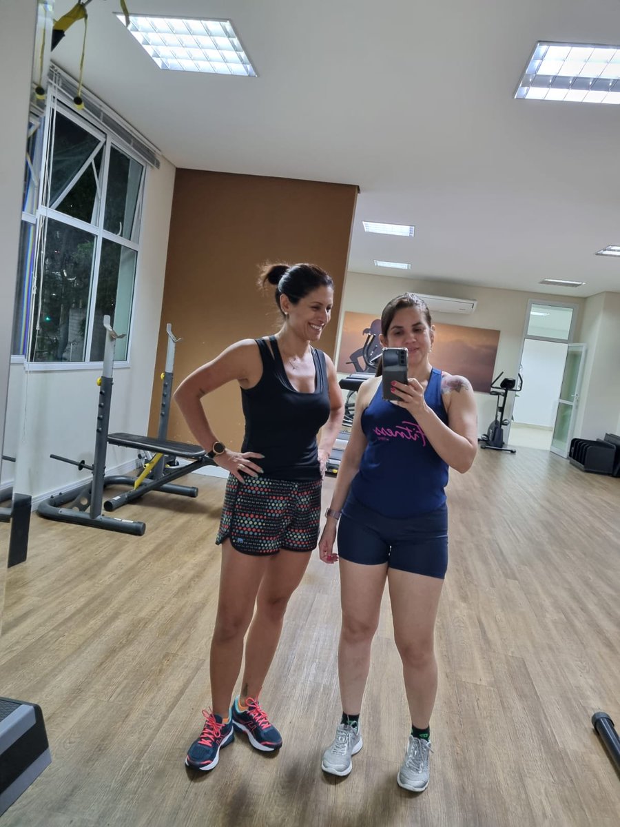 Cibeleite's tweet photo. Treinar pra ficar boa https://t.co/cuBI0iq3hU