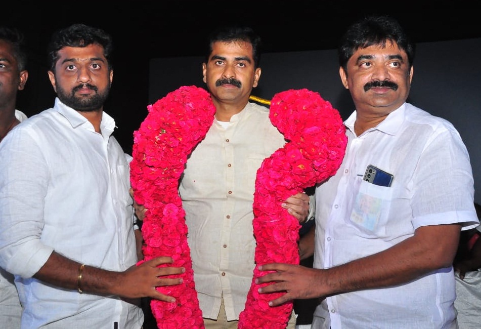 sitharthkarur's tweet photo. நம்மவர் துரை வைகோ அவர்கள்  கரூரில் நடைபெற்ற மாமனிதன் வைகோ ஆவணப்படம் திரையிடல் நிகழ்வில் பங்கேற்ற இனிய நிகழ்வு https://t.co/kHgyN5DrA4