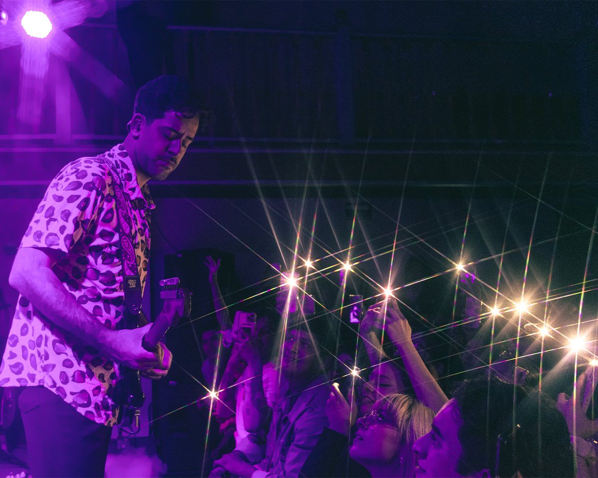 cosmicamx_'s tweet photo. Hace 2 semanas estabamos viviendo la experiencia de ver a los @BandalosChinos en vivo.🧑‍🚀 ¡Que recuerdos!

📸: L e F i s h e e e! https://t.co/EkS7e79kxP