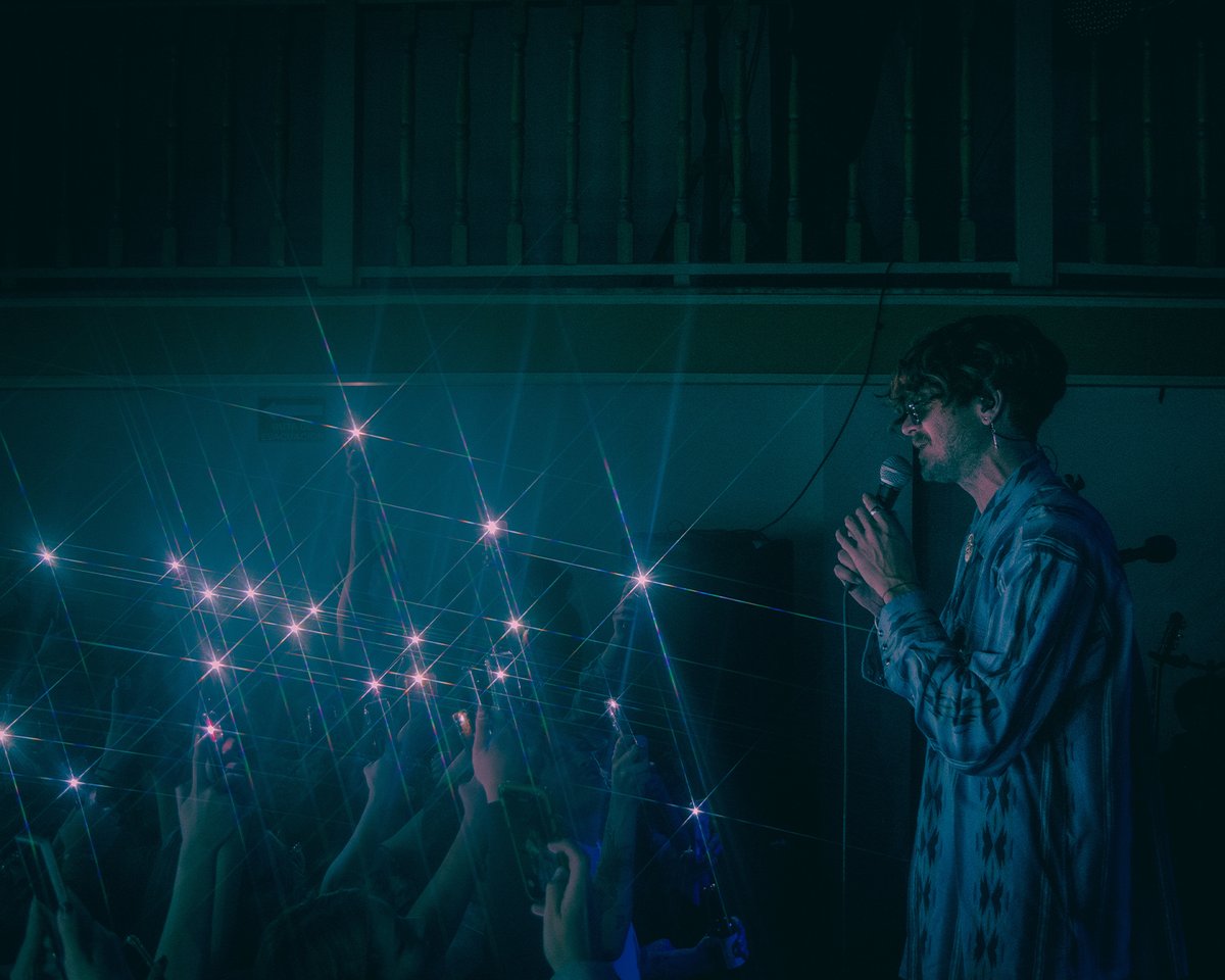 cosmicamx_'s tweet photo. Hace 2 semanas estabamos viviendo la experiencia de ver a los @BandalosChinos en vivo.🧑‍🚀 ¡Que recuerdos!

📸: L e F i s h e e e! https://t.co/EkS7e79kxP