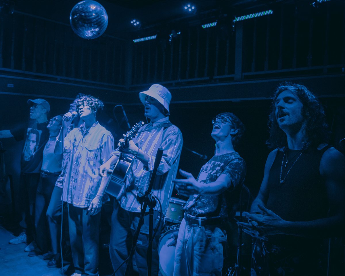 cosmicamx_'s tweet photo. Hace 2 semanas estabamos viviendo la experiencia de ver a los @BandalosChinos en vivo.🧑‍🚀 ¡Que recuerdos!

📸: L e F i s h e e e! https://t.co/EkS7e79kxP