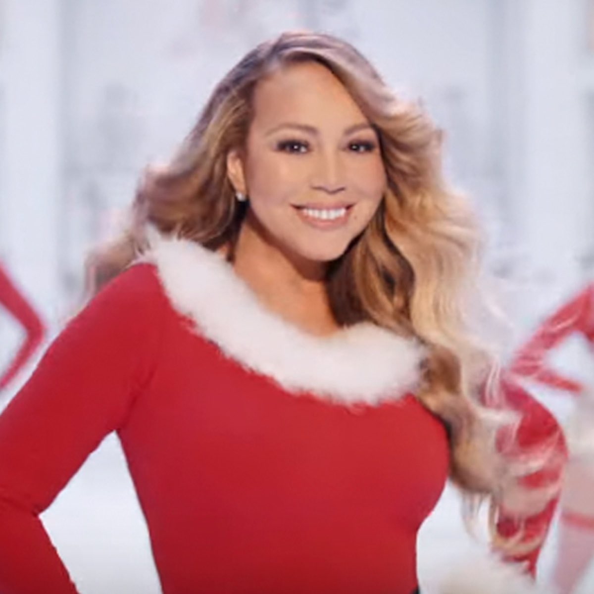 mejustinbobby's tweet photo. 🚨Elon Musk claims Queen of Christmas Mariah Carey saved twitter last night

“She called me up and said ‘this is not festive’ and I immediately solved the issue. Whatever she says goes for me and my team”! https://t.co/qyZUuROy4D