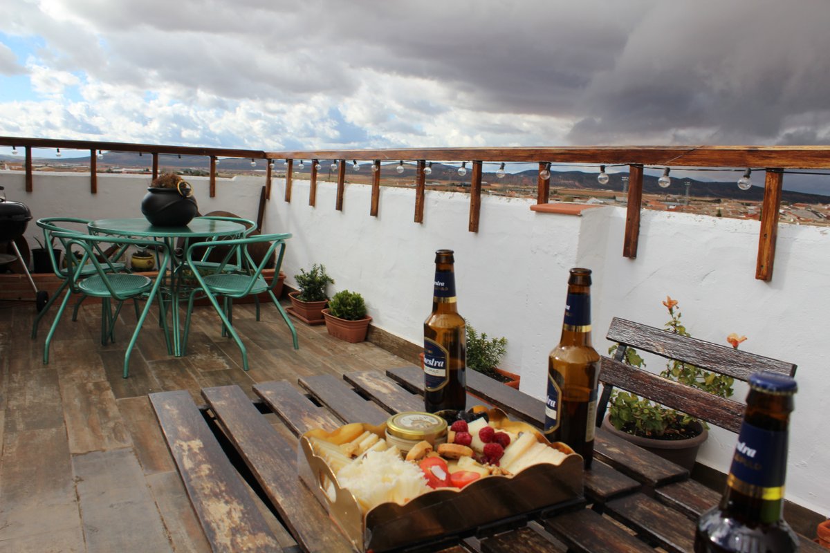 oncemolinos's tweet photo. Vamos a disfrutar de nuestra terraza, para ello varios planes podemos tener, desde coger un cafetito o tomarte el aperitivo en la terraza, un par de cervecitas y una tabla de quesos, o improvisar una barbacoa, buenas carnes y verduras tenemos en Consuegra. https://t.co/vc6rHkB7l8