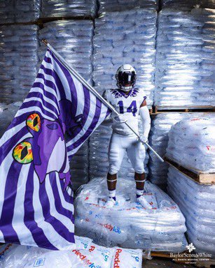 MikeyOver1's tweet photo. I mean if this isn’t a uniform bet idk what is. https://t.co/pi0a0VRADj