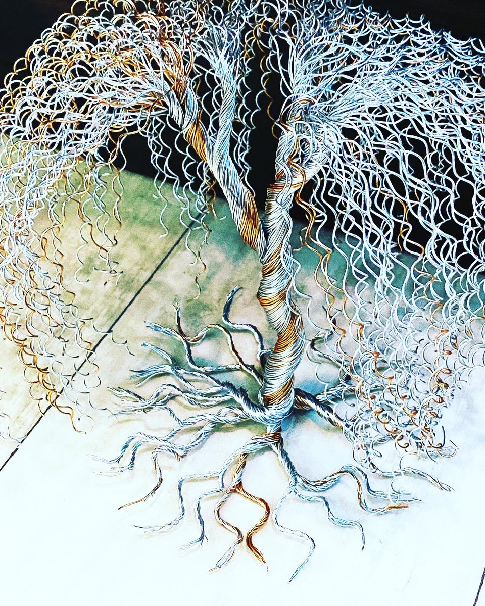 ArtisTreeLoft's tweet photo. I’m in love with the two tone gold and silver. What do you think?? 

#weepingwillow #tree #wiretreesculpture #wiretreeart #wiretrees #etsy #etsyshop #etsygiveaway #etsysellersofinstagram #etsyseller #art https://t.co/nx1ZdSqprP
