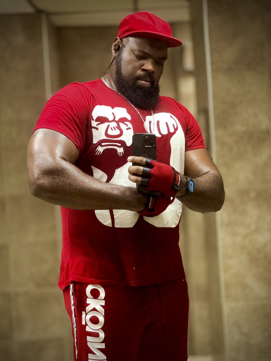 MassiveColossus's tweet photo. Getting in a Friday flex at the gym, in some limited edition #MassiveGoods gear πͺπΎ π΄ - @GayManga - @JiraiyaJPN https://t.co/aZv5uNrJ17