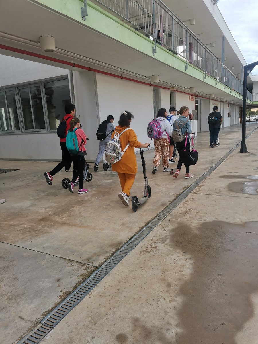 FayosCid's tweet photo. Hoy hemos tenido suerte y el tiempo nos ha dejado ir al skatepark: era el día sobre ruedas y, como no, las aulas de educación especial, hemos ido con patinetes y patines. @EFsaludable_UIB #22121_UIB https://t.co/NR4RTpGX49