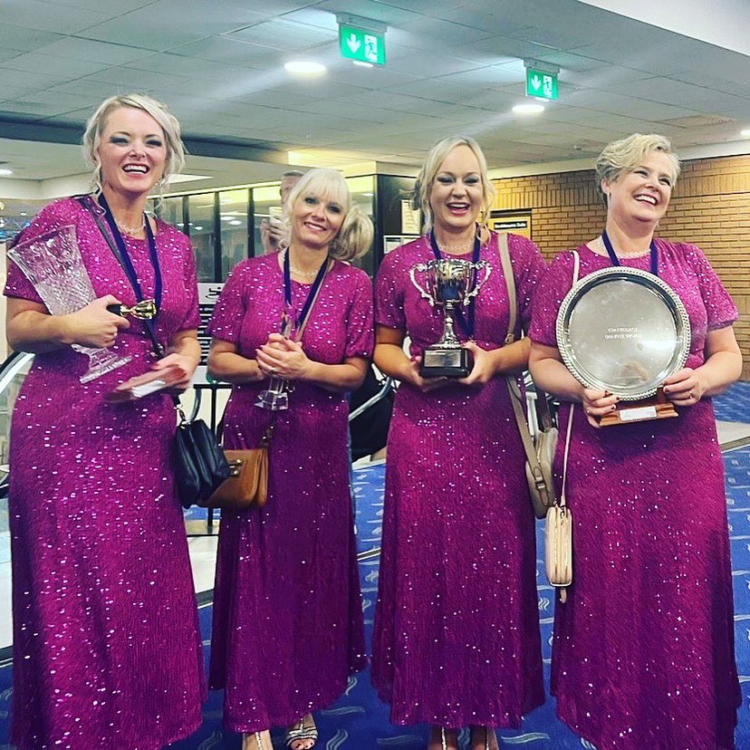 WE WON! 🙌🏼 We are totally over the moon to be this year’s @singlabbs quartet champions! Posting this a little later than planned - think we’re still in shock!  @cheshirechord #labbs22 #crisps #pineapple #newtattoos 👯‍♀️👯‍♀️🙌🏼🎶🎵💈