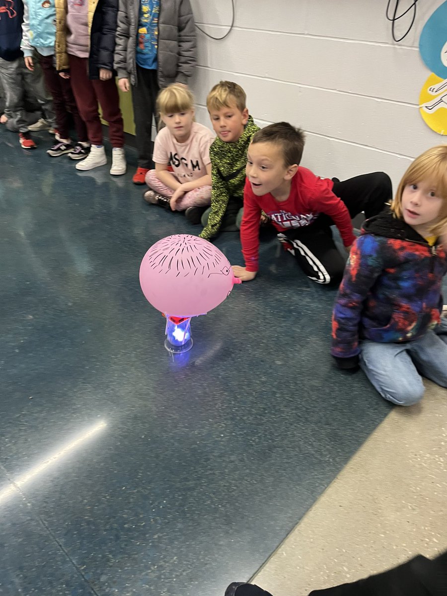 BWBulldogLMC's tweet photo. The first annual Briarwood Balloon Parade was a big hit! 6th graders did an amazing job!! @Bulldogs512 @BriarwoodElem @Switzer6th @Mullins6thGrade @conmo1 https://t.co/nHoAs6Kqyl