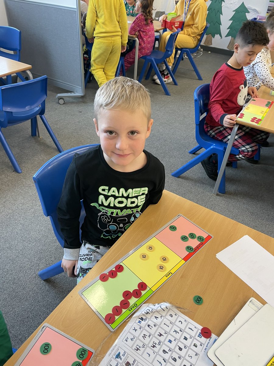 francisaskew's tweet photo. 3LL have been using place value counters today to help us add two 3-digit numbers ππ» #FAPSmaths https://t.co/LrdPZbo0wo