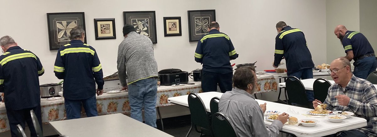 AjaxCECOEPS's tweet image. Happy EARLY A.C.E THANKSGIVING! We are beyond thankful for an amazing crew here at #AjaxCECOEriePress and to be able to share this moment in time with each other adds to the team spirit. #Thankful also for all of the hands that prepared the food. #KeepForgingAmerica #ajaxerie