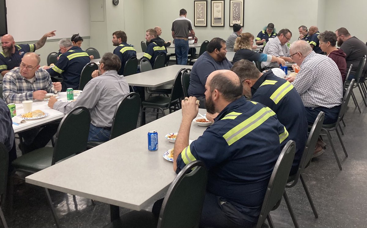 AjaxCECOEPS's tweet image. Happy EARLY A.C.E THANKSGIVING! We are beyond thankful for an amazing crew here at #AjaxCECOEriePress and to be able to share this moment in time with each other adds to the team spirit. #Thankful also for all of the hands that prepared the food. #KeepForgingAmerica #ajaxerie