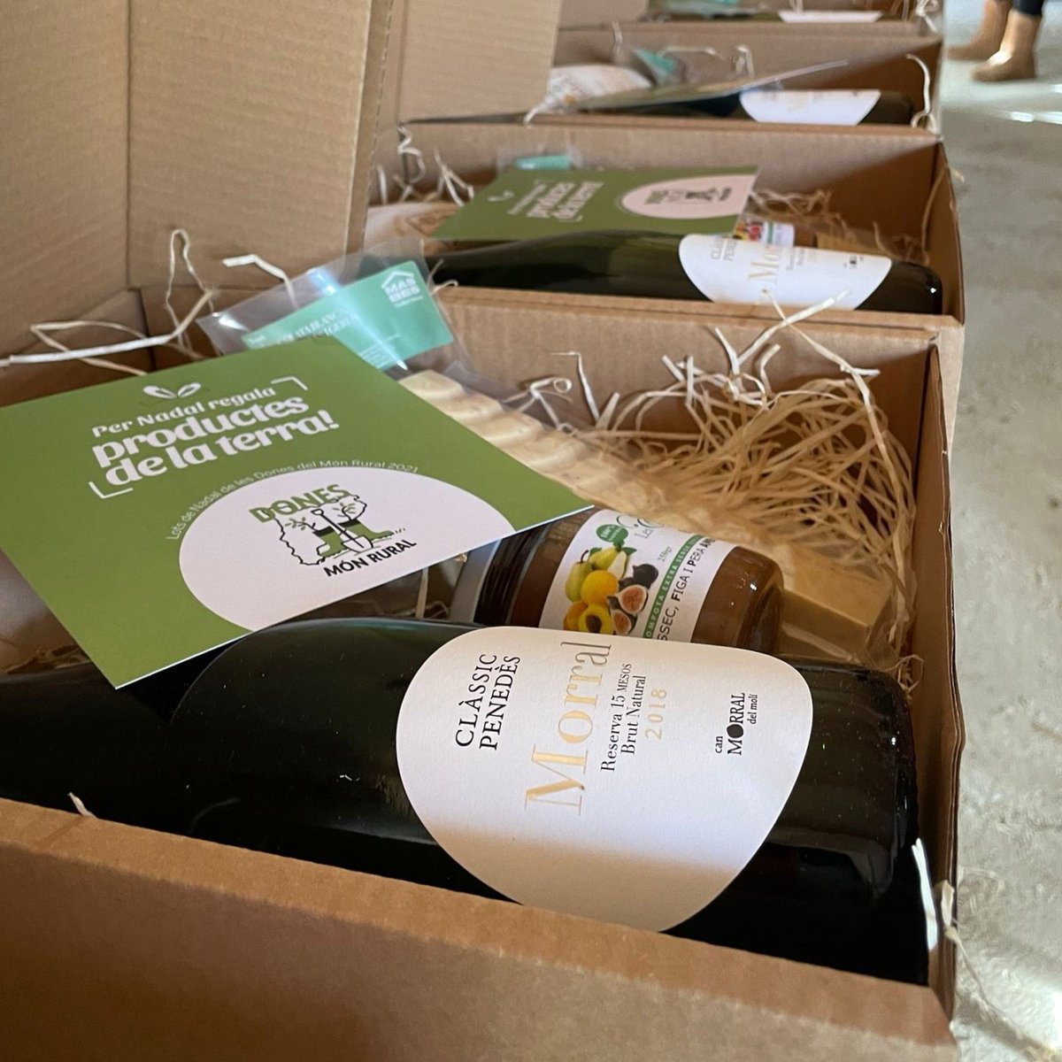 DonesMonRural's tweet photo. T'has quedat sense idees per Nadal?🎁🎄
👀Fes un cop d'ull als nostres Lots! N'hi ha 7 de diferents! Amb productes de les nostres sòcies, artesanals, de qualitat i de la terra 💛🌾
Fins al 30 de novembre pots fer la teva comanda online: https://t.co/s6hETMVR14 #DonesMónRural https://t.co/djjwwnHg2M