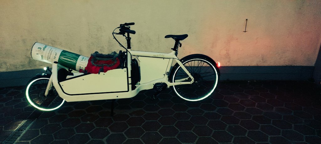 Funktioniert das #Bullitt auch als Baustofftransporter? Klar! ✅️ 
<a href="/larryvsharry/">Larry vs Harry</a> <a href="/bauhausinfo/">BAUHAUS Deutschland</a> #Lastenrad #cargobike