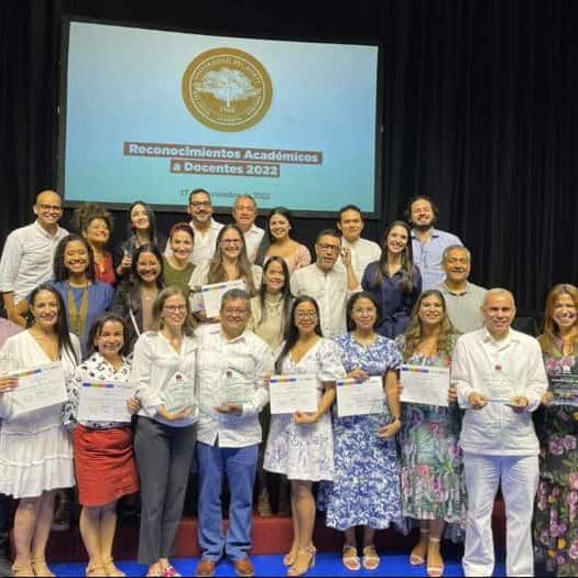 HeidyRobles1's tweet photo. Ceremonia Reconocimientos Académicos a docentes Uninorte 2022. Gracias @Cedu_Uninorte https://t.co/IK9oCUtibn