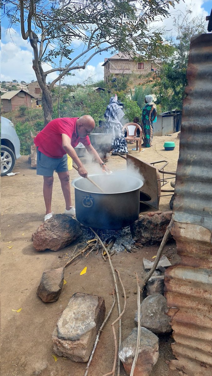 RB_organisation's tweet photo. It's the little things that make life worthwhile ❤️

A picnic at an orphanage, delivering donations, cooking, connecting, carpet fixing, empowering and lots of fun.

Mombasa County.
#TeamRB 
#SupeRB
#RBfamily 

#changinglives #happymoments #orphanage #empowerment https://t.co/gSRQ0NrkmH