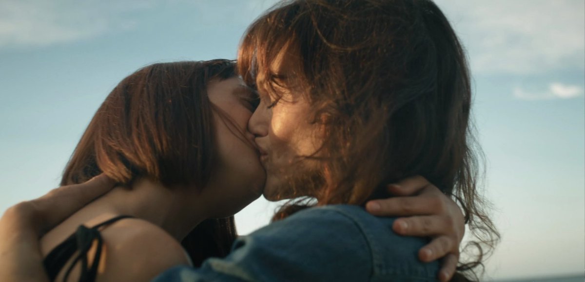 being blessed with carla gugino playing a girl kisser in the year 2022 🫶🏽