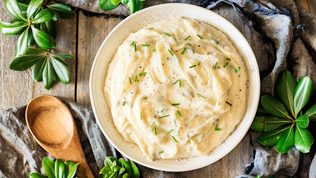 SavorFlavour's tweet photo. Best sour cream mashed potatoes is an easy homemade comfort food recipe.  This make ahead side dish is cheesy, creamy and buttery.  Sour cream and chives make these spuds so tasty, you’ll want seconds! https://t.co/6XLGQG10m7 https://t.co/C9J4d025F6